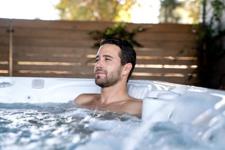 Caldera-Paradise-Reunion-2019-Arctic White-Parchment-Lifestyle-Man Alone In Spa-01_450x300